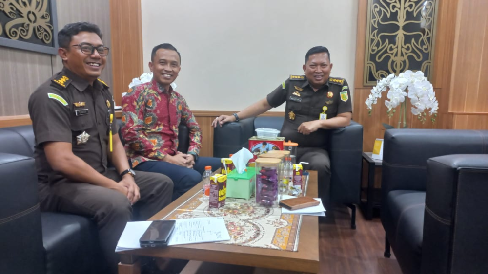 Demi Sinergitas, Kepala Seksi Keselamatan Berlayar Penjagaan dan Patroli Kantor KSOP Kelas III Rangga Ilung melaksanakan Koordinasi dan Silaturahmi ke Asdatun Kejaksaan Tinggi Provinsi Kalimantan Tengah