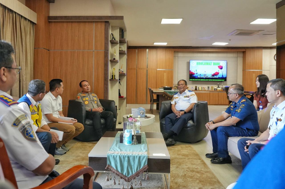 Kepala Kantor KSOP Kelas I Dumai Mendampingi Wakil Menteri Perhubungan Kunjungan Ke Polda Riau