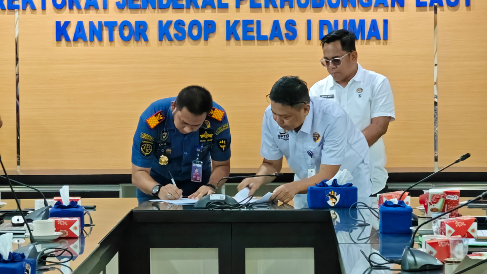 Penandatanganan Serahterima Tugas dan Fungsi Keselamatan dan Keamanan Pelayaran pada Pelabuhan Sungai, Danau dan Penyebrangan dari Balai Pengelola Transportasi Darat Kelas II Riau Ditjen Hubdat ke UPT Ditjen HUbla Wilayah Riau.