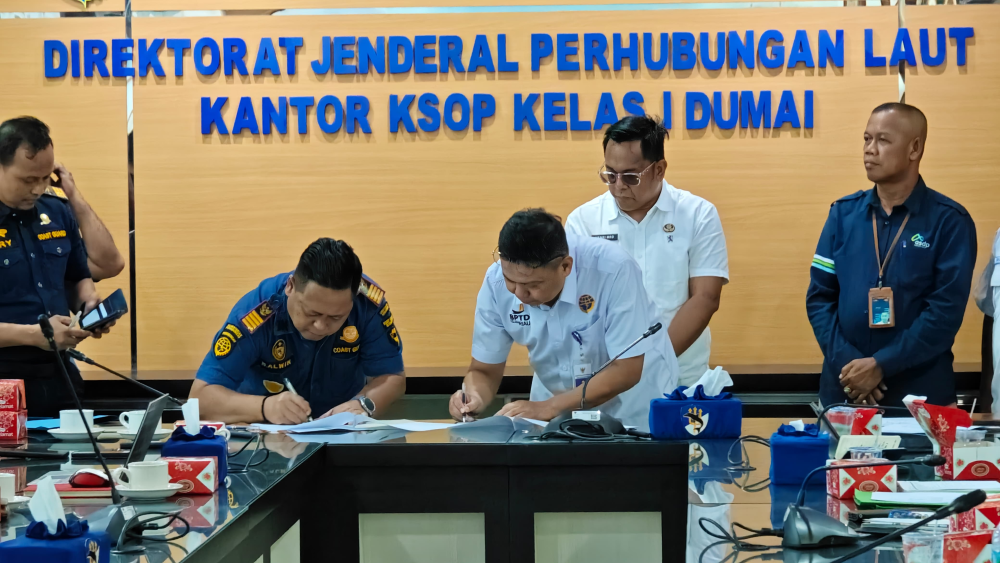 Penandatanganan Serahterima Tugas dan Fungsi Keselamatan dan Keamanan Pelayaran pada Pelabuhan Sungai, Danau dan Penyebrangan dari Balai Pengelola Transportasi Darat Kelas II Riau Ditjen Hubdat ke UPT Ditjen HUbla Wilayah Riau.