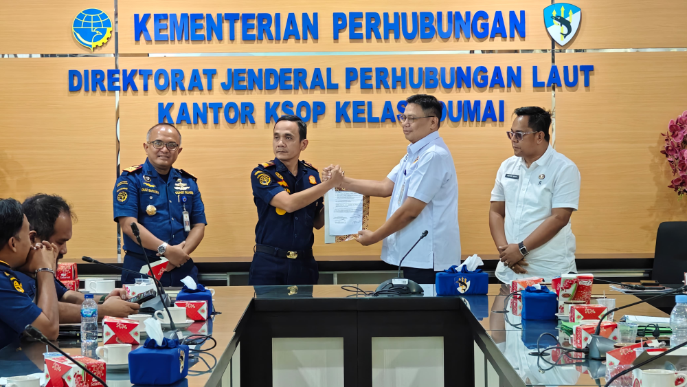 Penandatanganan Serahterima Tugas dan Fungsi Keselamatan dan Keamanan Pelayaran pada Pelabuhan Sungai, Danau dan Penyebrangan dari Balai Pengelola Transportasi Darat Kelas II Riau Ditjen Hubdat ke UPT Ditjen HUbla Wilayah Riau.