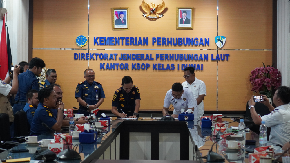 Penandatanganan Serahterima Tugas dan Fungsi Keselamatan dan Keamanan Pelayaran pada Pelabuhan Sungai, Danau dan Penyebrangan dari Balai Pengelola Transportasi Darat Kelas II Riau Ditjen Hubdat ke UPT Ditjen HUbla Wilayah Riau.