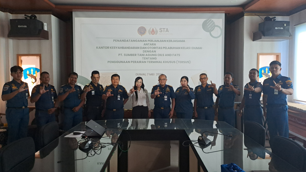 Penandatanganan Perjanjian Kerja sama antara Kantor KSOP Kelas I Dumai dengan PT. Sumber Tani Agung Oils and Fats tentang Penggunaan Perairan Terminal Khusus (Tersus).