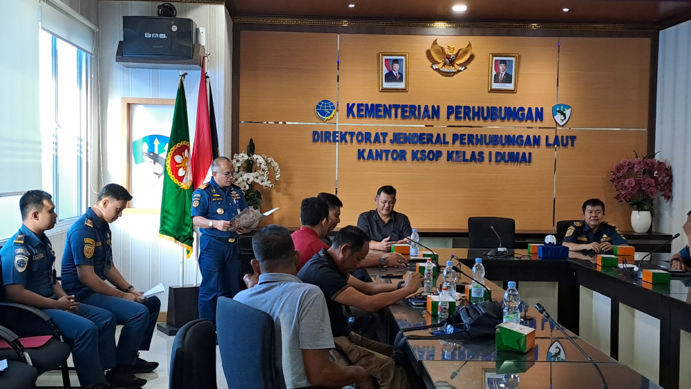 Penyerahan Standar Kinerja Pelayanan Operasional Jasa Pemanduan dan Penundaan Kapal PT. Pelabuhan Dumai&nbsp;Berseri&nbsp;Tahun 2025.