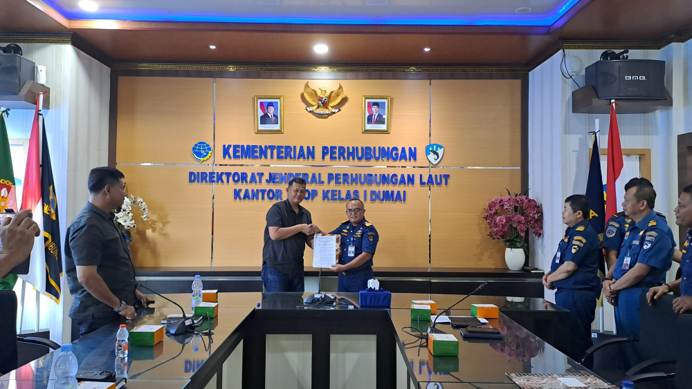 Penyerahan Standar Kinerja Pelayanan Operasional Jasa Pemanduan dan Penundaan Kapal PT. Pelabuhan Dumai&nbsp;Berseri&nbsp;Tahun 2025.