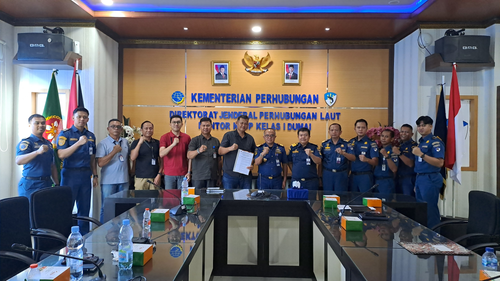 Penyerahan Standar Kinerja Pelayanan Operasional Jasa Pemanduan dan Penundaan Kapal PT. Pelabuhan Dumai&nbsp;Berseri&nbsp;Tahun 2025.
