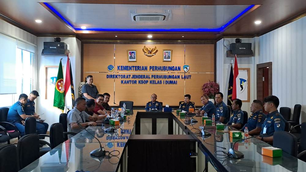 Penyerahan Standar Kinerja Pelayanan Operasional Jasa Pemanduan dan Penundaan Kapal PT. Pelabuhan Dumai&nbsp;Berseri&nbsp;Tahun 2025.