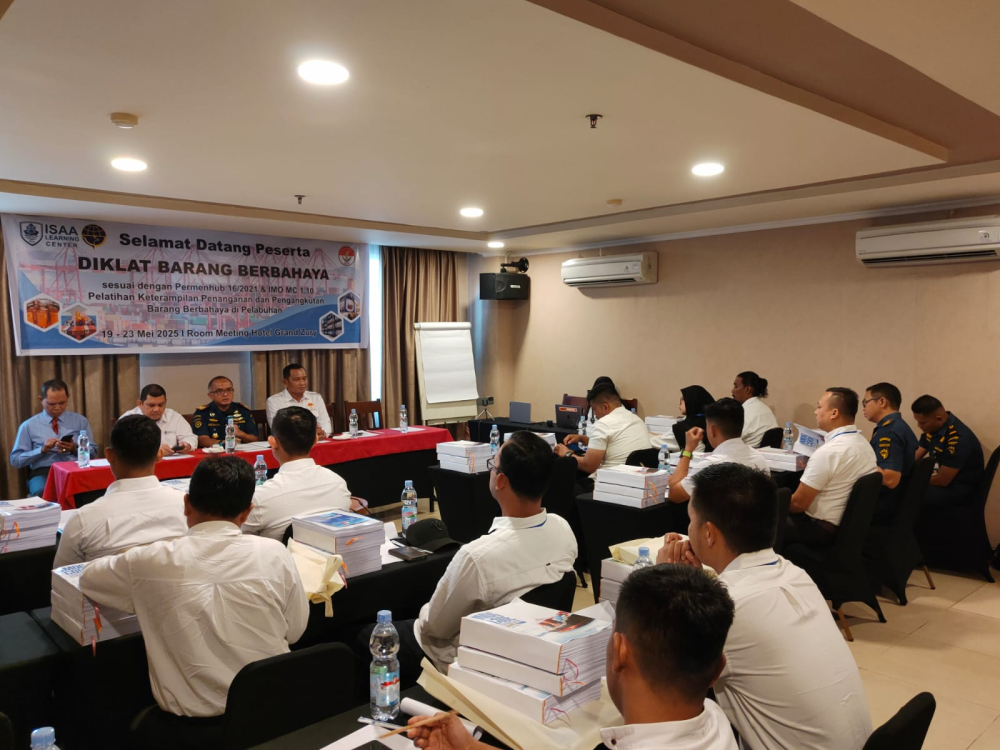 Kepala Kantor KSOP Kelas I Dumai membuka kegiatan Diklat dan Sertifikasi Tata Cara Penanganan dan pengangkutan Barang Berbahaya di Pelabuhan, yang di selenggarakan oleh Dewan Pengurus Wilayah Riau Indonesia Shipping Agencies Association (ISAA).