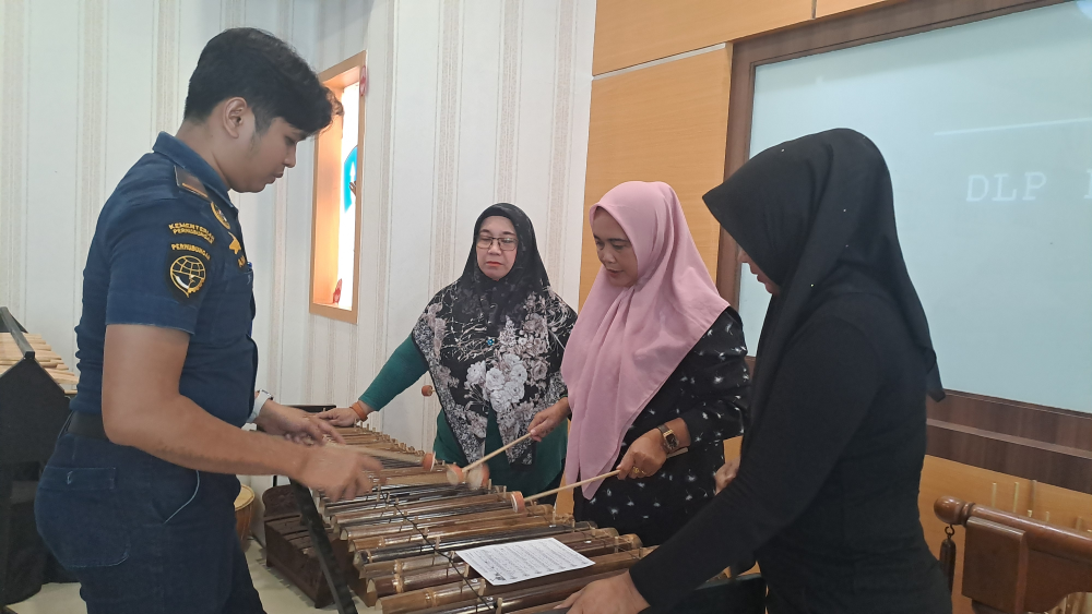 DWP KANTOR KSOP KELAS I DUMAI MELAKUKAN KEGIATAN LATIHAN ALAT MUSIK TRADISONAL