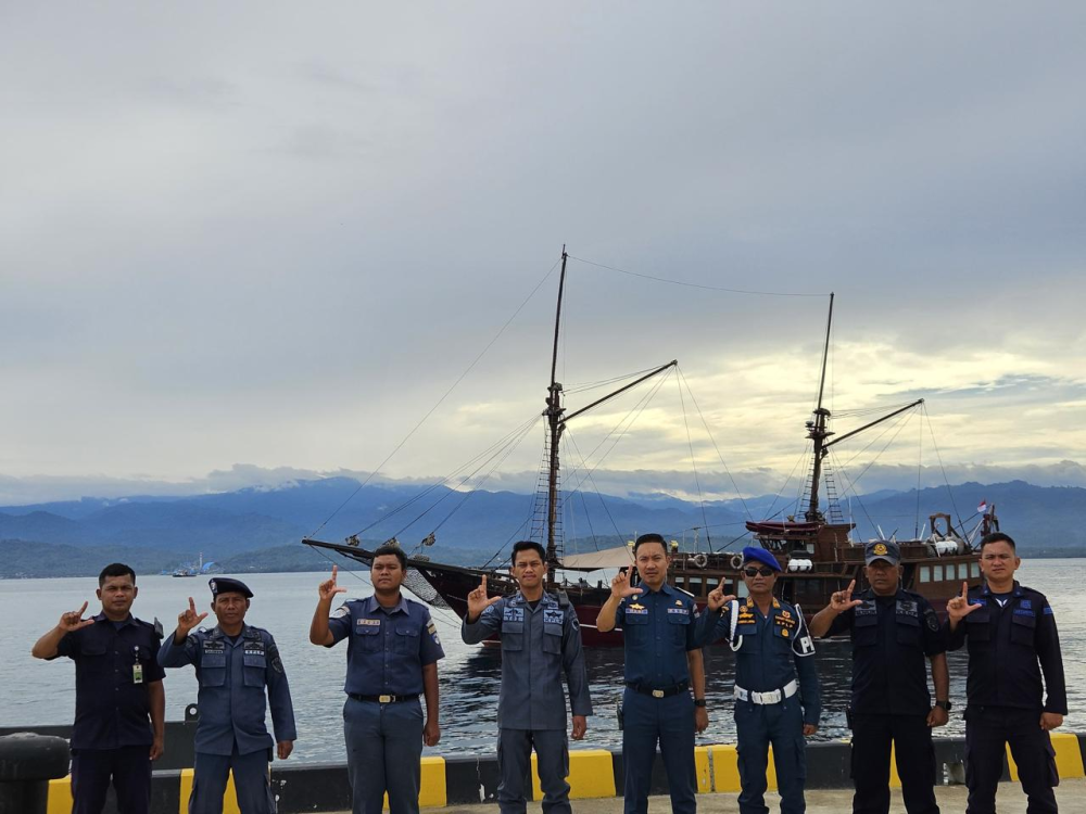 JEMPUT WISATAWAN ASING KAPAL PESIAR KM. ARENUI  SANDAR DI PELABUHAN DONGGALA