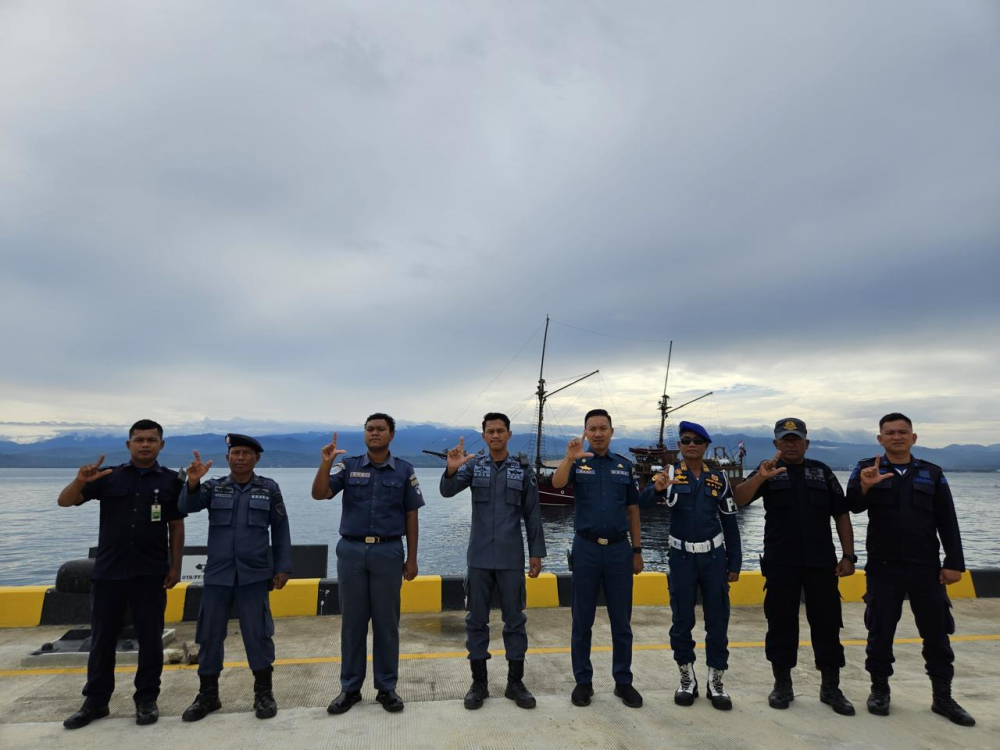 JEMPUT WISATAWAN ASING KAPAL PESIAR KM. ARENUI  SANDAR DI PELABUHAN DONGGALA