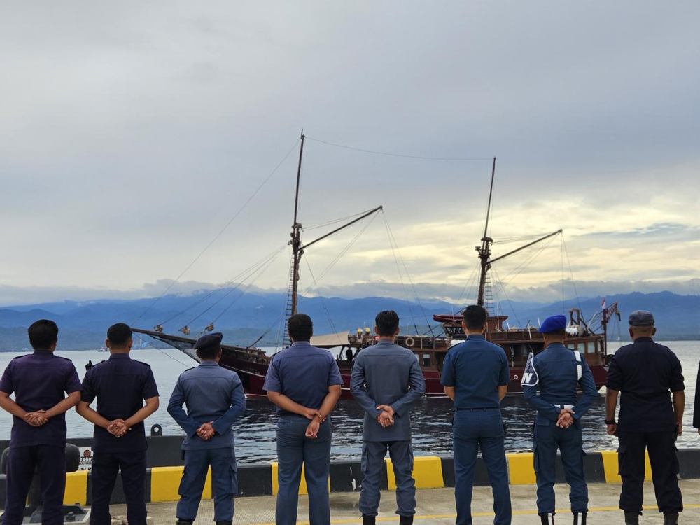 JEMPUT WISATAWAN ASING KAPAL PESIAR KM. ARENUI  SANDAR DI PELABUHAN DONGGALA
