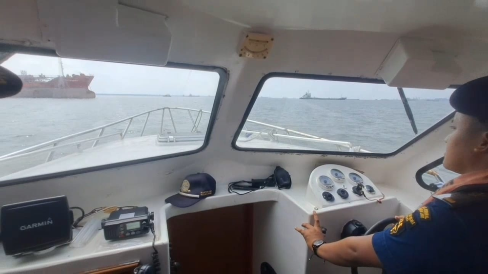 PEMBUNYIAN SULING KAPAL, DALAM RANGKA MEMPERINGATI HARI PELAUT SEDUNIA TAHUN 2025 DI WILAYAH PERAIRAN DUMAI