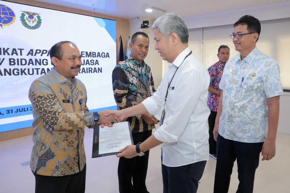 Dorong Mutu SDM Maritim, Kemenhub Serahkan Sertifikat Approval untuk Lembaga Diklat Non-STCW Bidang Usaha Jasa Terkait Angkutan di Perairan