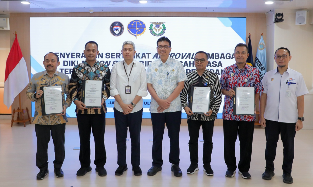 Dorong Mutu SDM Maritim, Kemenhub Serahkan Sertifikat Approval untuk Lembaga Diklat Non-STCW Bidang Usaha Jasa Terkait Angkutan di Perairan