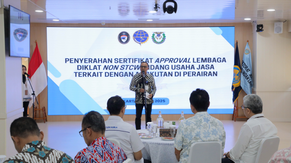 Dorong Mutu SDM Maritim, Kemenhub Serahkan Sertifikat Approval untuk Lembaga Diklat Non-STCW Bidang Usaha Jasa Terkait Angkutan di Perairan