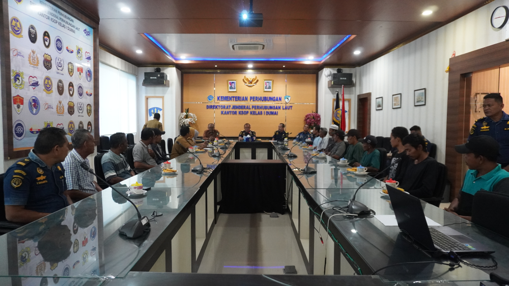 KANTOR KSOP KELAS I DUMAI MENYERAHKAN E-PAS KECIL BAGI KAPAL YANG KURANG DARI GT.7 KEPADA PARA NELAYAN DI WILAYAH KOTA DUMAI