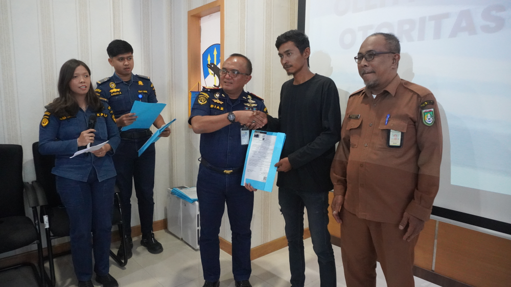 KANTOR KSOP KELAS I DUMAI MENYERAHKAN E-PAS KECIL BAGI KAPAL YANG KURANG DARI GT.7 KEPADA PARA NELAYAN DI WILAYAH KOTA DUMAI