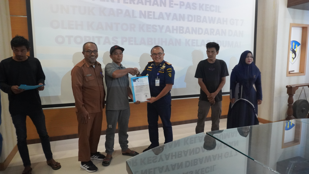 KANTOR KSOP KELAS I DUMAI MENYERAHKAN E-PAS KECIL BAGI KAPAL YANG KURANG DARI GT.7 KEPADA PARA NELAYAN DI WILAYAH KOTA DUMAI