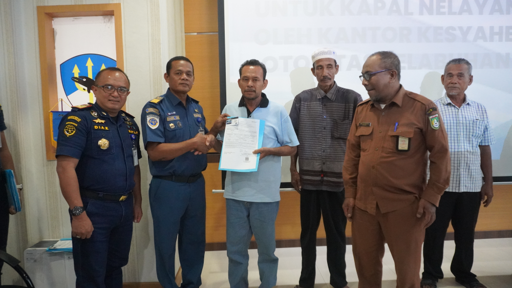 KANTOR KSOP KELAS I DUMAI MENYERAHKAN E-PAS KECIL BAGI KAPAL YANG KURANG DARI GT.7 KEPADA PARA NELAYAN DI WILAYAH KOTA DUMAI