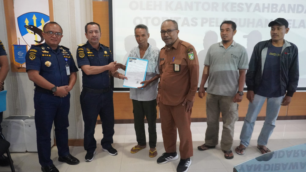 KANTOR KSOP KELAS I DUMAI MENYERAHKAN E-PAS KECIL BAGI KAPAL YANG KURANG DARI GT.7 KEPADA PARA NELAYAN DI WILAYAH KOTA DUMAI