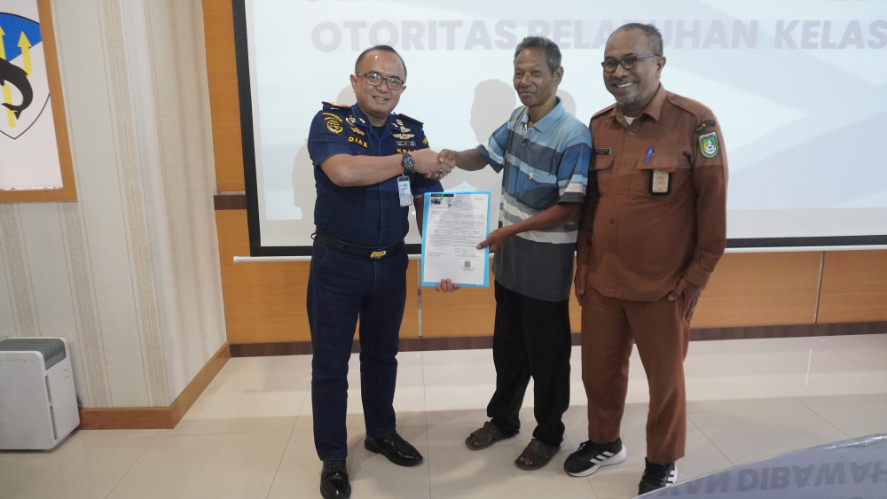 KANTOR KSOP KELAS I DUMAI MENYERAHKAN E-PAS KECIL BAGI KAPAL YANG KURANG DARI GT.7 KEPADA PARA NELAYAN DI WILAYAH KOTA DUMAI