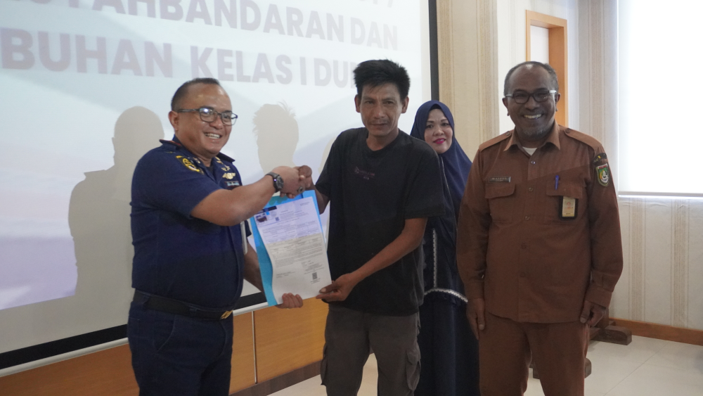 KANTOR KSOP KELAS I DUMAI MENYERAHKAN E-PAS KECIL BAGI KAPAL YANG KURANG DARI GT.7 KEPADA PARA NELAYAN DI WILAYAH KOTA DUMAI
