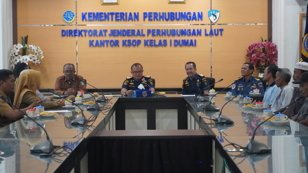 KANTOR KSOP KELAS I DUMAI MENYERAHKAN E-PAS KECIL BAGI KAPAL YANG KURANG DARI GT.7 KEPADA PARA NELAYAN DI WILAYAH KOTA DUMAI