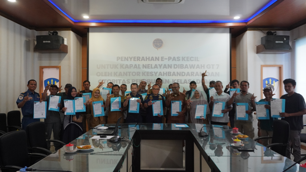 KANTOR KSOP KELAS I DUMAI MENYERAHKAN E-PAS KECIL BAGI KAPAL YANG KURANG DARI GT.7 KEPADA PARA NELAYAN DI WILAYAH KOTA DUMAI