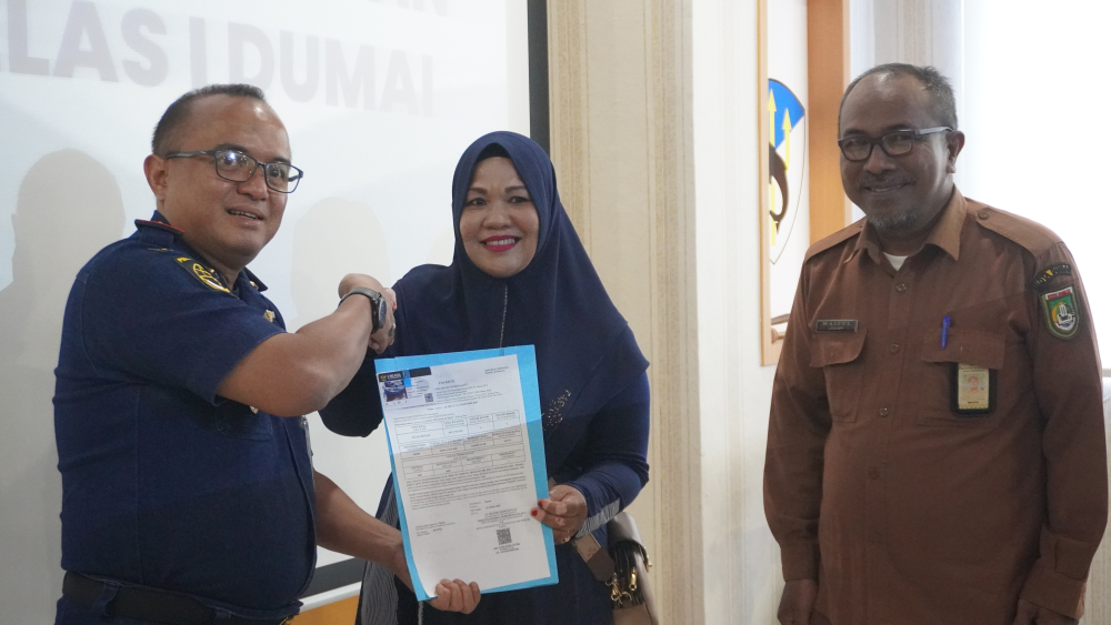 KANTOR KSOP KELAS I DUMAI MENYERAHKAN E-PAS KECIL BAGI KAPAL YANG KURANG DARI GT.7 KEPADA PARA NELAYAN DI WILAYAH KOTA DUMAI
