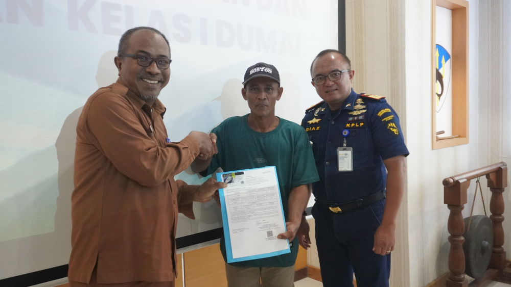 KANTOR KSOP KELAS I DUMAI MENYERAHKAN E-PAS KECIL BAGI KAPAL YANG KURANG DARI GT.7 KEPADA PARA NELAYAN DI WILAYAH KOTA DUMAI