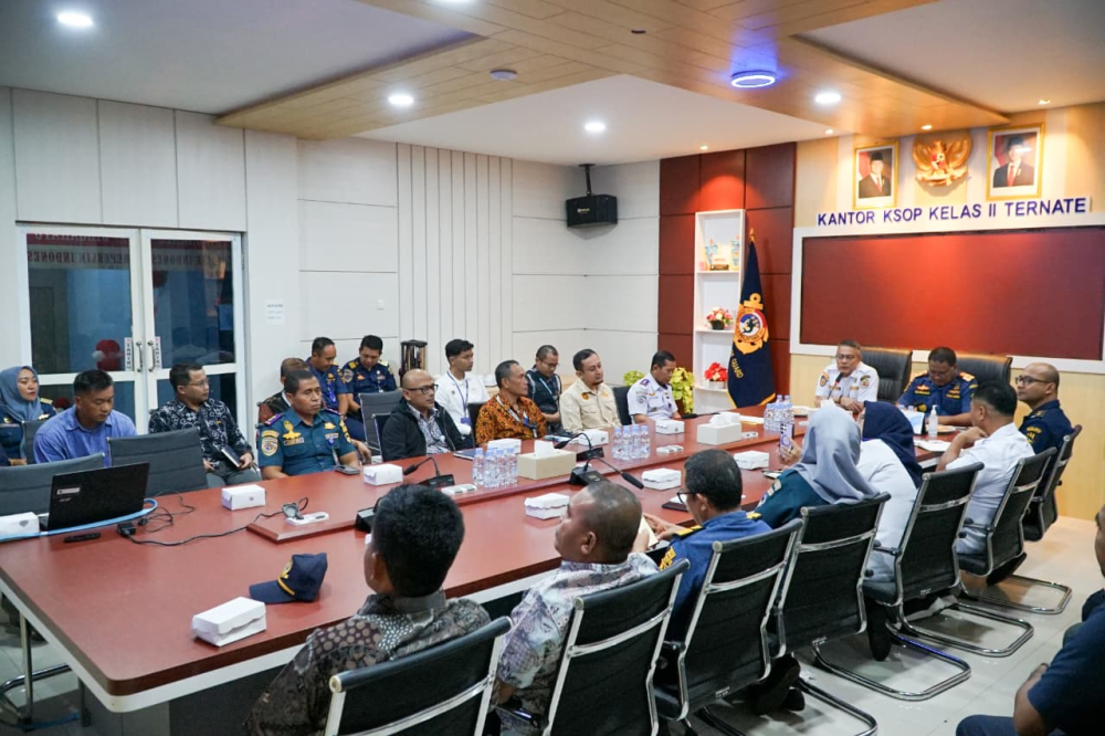 Rapat Persiapan Hari Perhubungan Nasional Tahun 2025 yang bertempat di ruangan rapat Dodoku Kantor KSOP Kelas II Ternate.