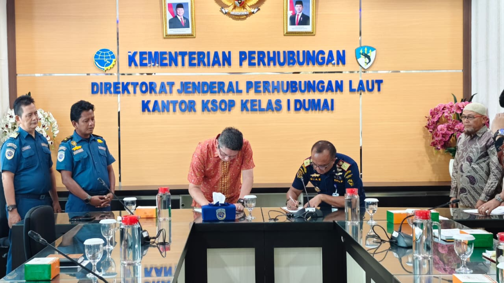 PENANDATANGANAN  PERJANJIAN KERJA SAMA    ANTARA  KANTOR KESYAHBANDARAN DAN OTORITAS PELABUHAN KELAS I DUMAI  DENGAN  PT. ENERGI UNGGUL PERSADA  TENTANG  PENGGUNAAN AREA PERAIRAN DAN OPERASIONAL PELAYANAN  TERMINAL UMUM SEMENTARA PT. ENERGI UNGGUL PERSADA