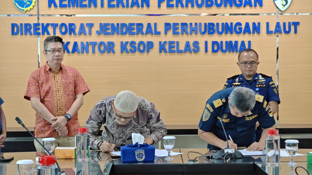 PENANDATANGANAN  PERJANJIAN KERJA SAMA    ANTARA  KANTOR KESYAHBANDARAN DAN OTORITAS PELABUHAN KELAS I DUMAI  DENGAN  PT. ENERGI UNGGUL PERSADA  TENTANG  PENGGUNAAN AREA PERAIRAN DAN OPERASIONAL PELAYANAN  TERMINAL UMUM SEMENTARA PT. ENERGI UNGGUL PERSADA