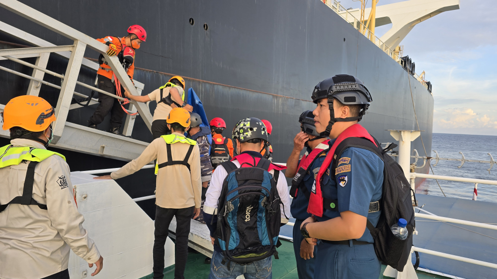 Medical Evacuation Terhadap Crew Kapal Asing MT. Olympic Life