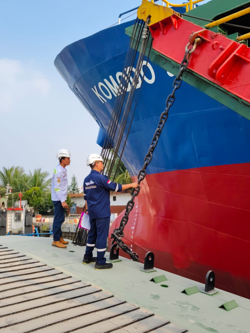 MARINE INSPECTOR bersama Petugas wilker Ujung Piring Ingatkan Pentingnya Kelengkapan Alat Keselamatan di Kapal.