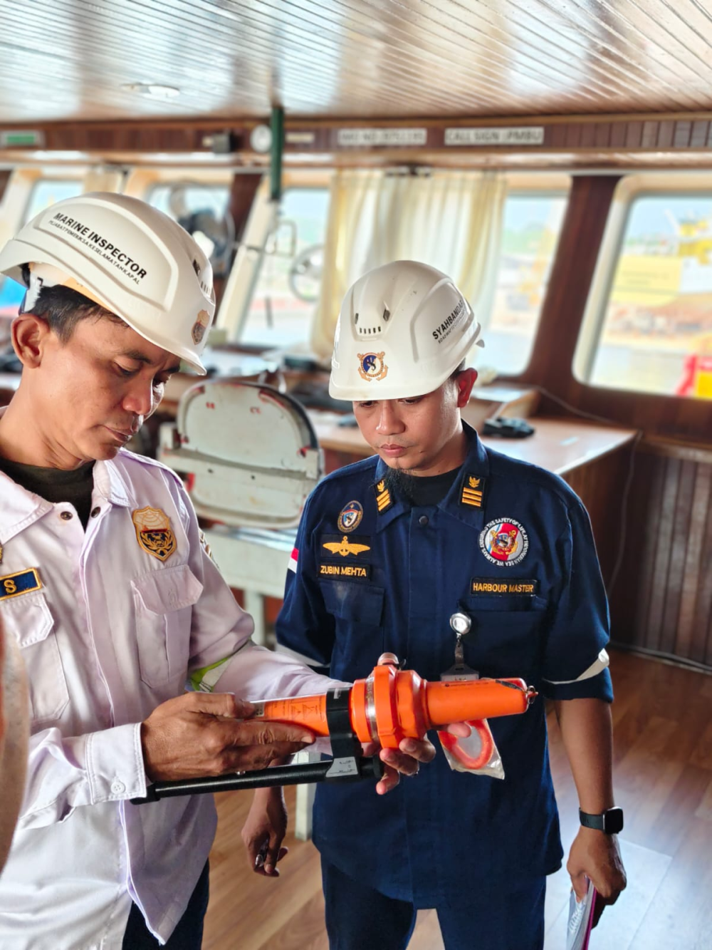 MARINE INSPECTOR bersama Petugas wilker Ujung Piring Ingatkan Pentingnya Kelengkapan Alat Keselamatan di Kapal.