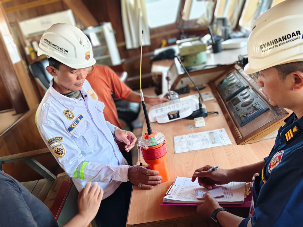 MARINE INSPECTOR bersama Petugas wilker Ujung Piring Ingatkan Pentingnya Kelengkapan Alat Keselamatan di Kapal.