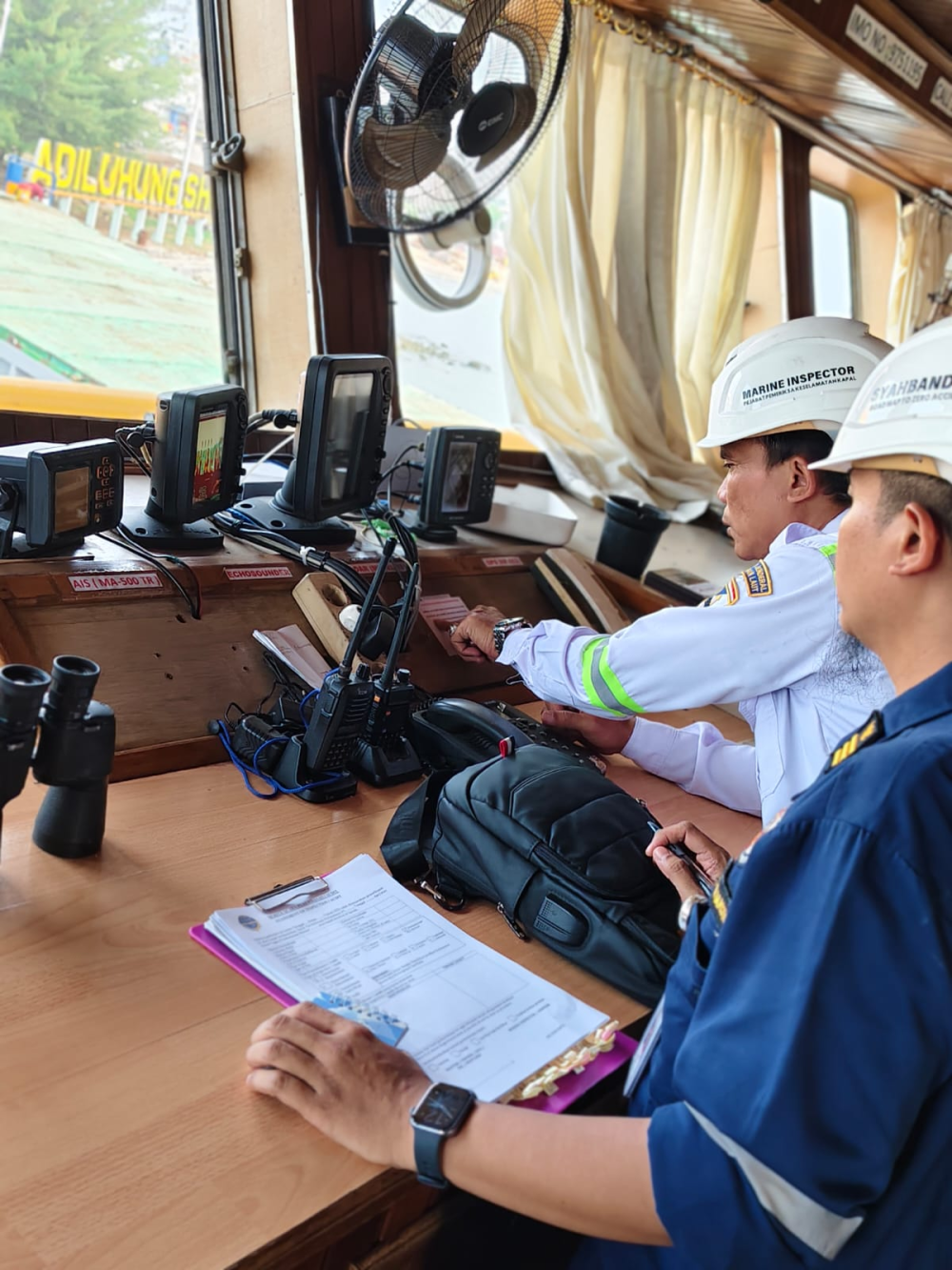 MARINE INSPECTOR bersama Petugas wilker Ujung Piring Ingatkan Pentingnya Kelengkapan Alat Keselamatan di Kapal.