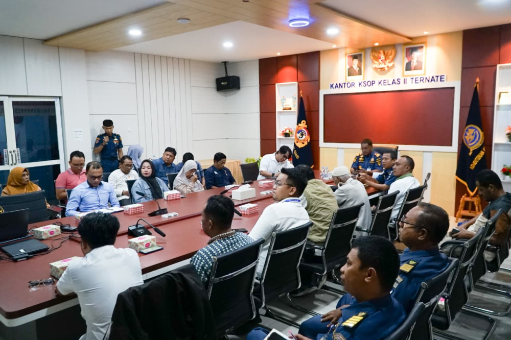 Rapat Evaluasi Pengawasan dan Penertiban di Pelabuhan Ahmad Yani Ternate.