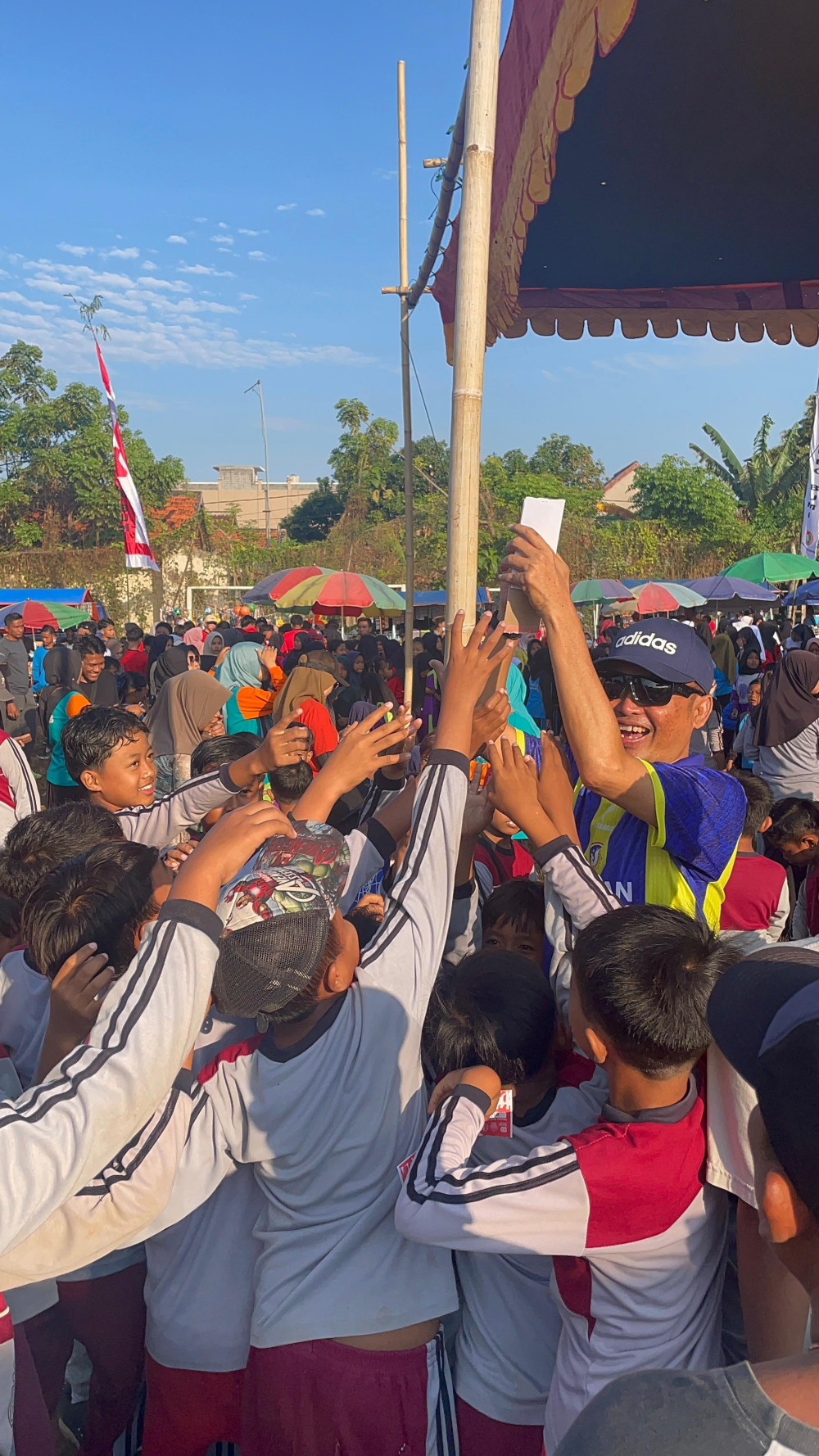Jalan Sehat HUT ke-80 RI di Kecamatan Tanjung Bumi berlangsung meriah, diikuti ratusan peserta termasuk Kepala UPP Kelas III Telaga Biru, Edi Kuswanto, S.H., M.M., beserta staf, sebagai wujud semangat persatuan dan kebersamaan masyarakat.