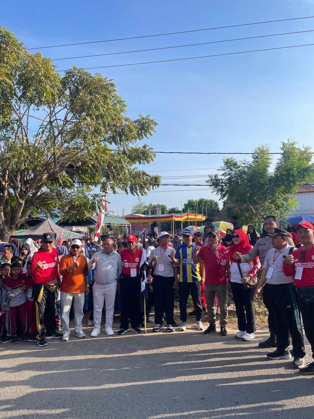 Jalan Sehat HUT ke-80 RI di Kecamatan Tanjung Bumi berlangsung meriah, diikuti ratusan peserta termasuk Kepala UPP Kelas III Telaga Biru, Edi Kuswanto, S.H., M.M., beserta staf, sebagai wujud semangat persatuan dan kebersamaan masyarakat.