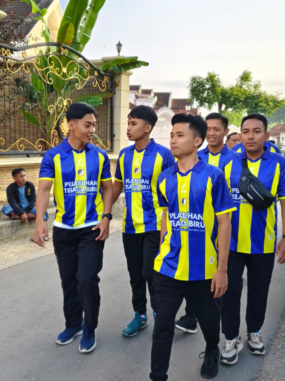Jalan Sehat HUT ke-80 RI di Kecamatan Tanjung Bumi berlangsung meriah, diikuti ratusan peserta termasuk Kepala UPP Kelas III Telaga Biru, Edi Kuswanto, S.H., M.M., beserta staf, sebagai wujud semangat persatuan dan kebersamaan masyarakat.