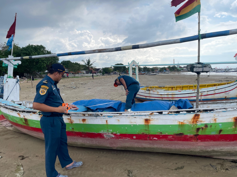 UPP Kelas III Telaga Biru bersama tim ahli ukur Bapak Adi Bagus, SH, melaksanakan pengukuran kapal nelayan GT 7 ke bawah di Desa Banyuates, Sampang. Puluhan Pas Kecil langsung diterbitkan dan diserahkan kepada para pemilik kapal.
