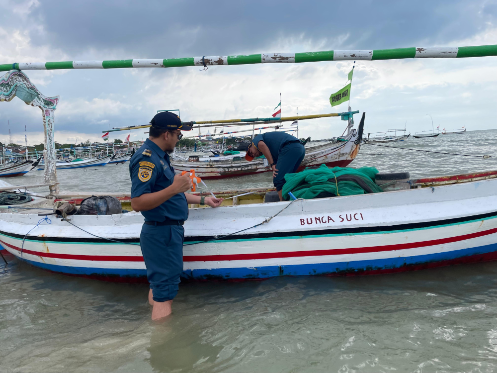 UPP Kelas III Telaga Biru bersama tim ahli ukur Bapak Adi Bagus, SH, melaksanakan pengukuran kapal nelayan GT 7 ke bawah di Desa Banyuates, Sampang. Puluhan Pas Kecil langsung diterbitkan dan diserahkan kepada para pemilik kapal.