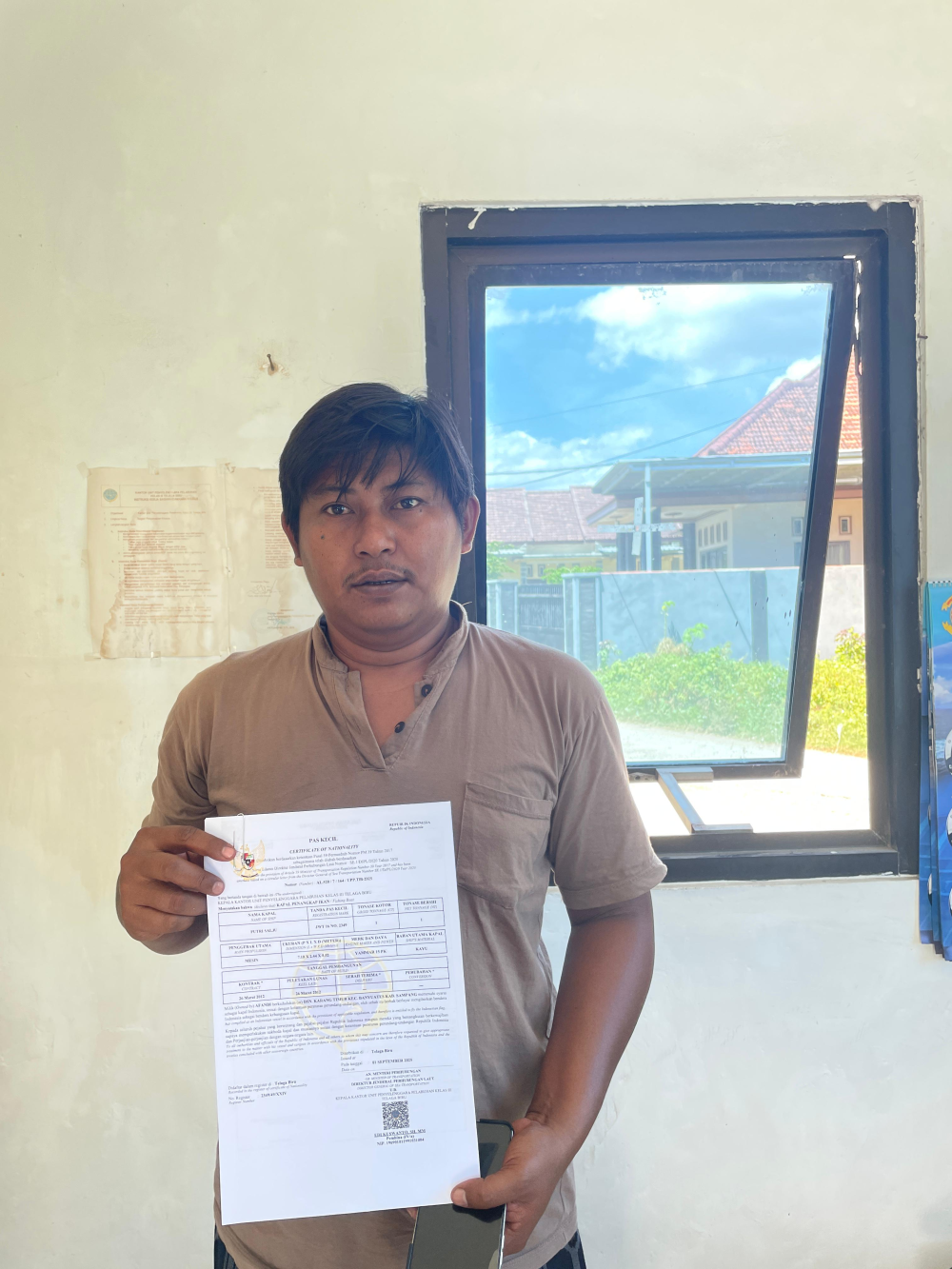 UPP Kelas III Telaga Biru bersama tim ahli ukur Bapak Adi Bagus, SH, melaksanakan pengukuran kapal nelayan GT 7 ke bawah di Desa Banyuates, Sampang. Puluhan Pas Kecil langsung diterbitkan dan diserahkan kepada para pemilik kapal.