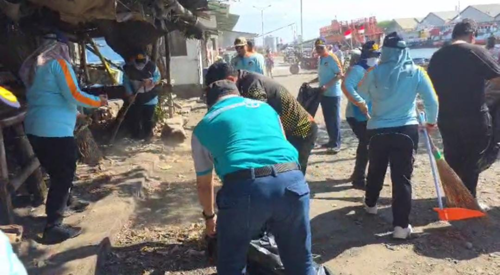 Hari Ke-2 Meriahkan Harhubnas 2025, KSOP Kelas IV Probolinggo Melakukan Aksi Bersih Pantai, Pemberian Life Jacket dan SKK 30 Mil