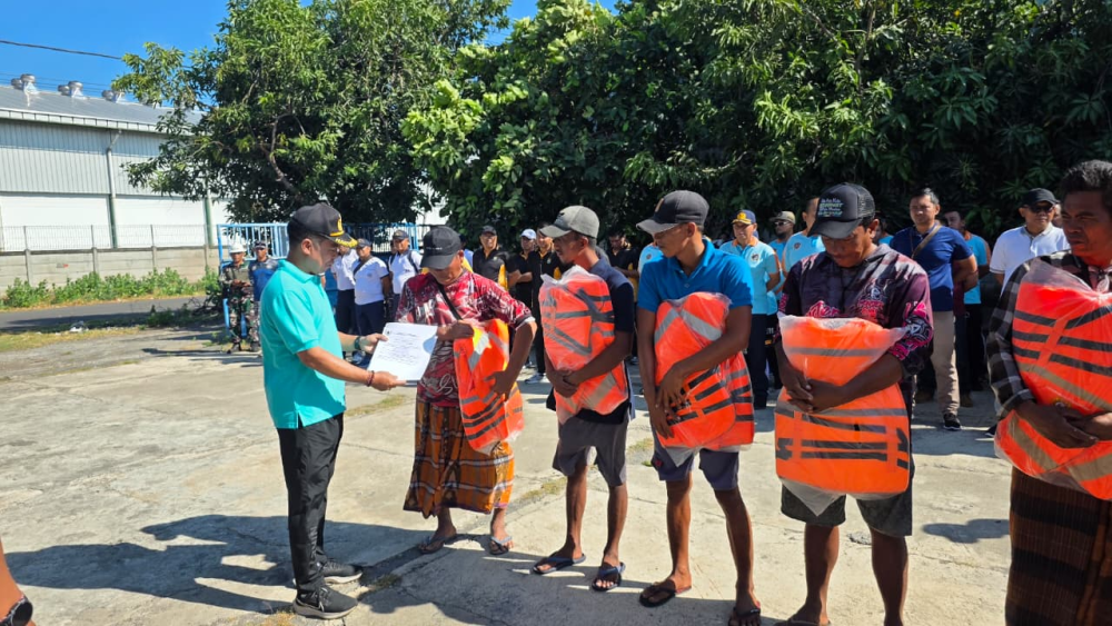 Hari Ke-2 Meriahkan Harhubnas 2025, KSOP Kelas IV Probolinggo Melakukan Aksi Bersih Pantai, Pemberian Life Jacket dan SKK 30 Mil