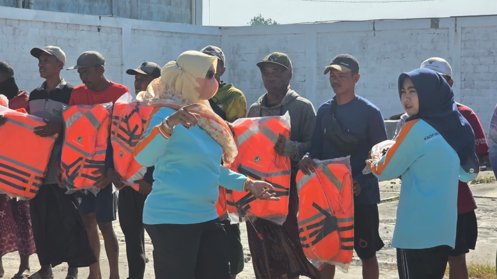 Hari Ke-2 Meriahkan Harhubnas 2025, KSOP Kelas IV Probolinggo Melakukan Aksi Bersih Pantai, Pemberian Life Jacket dan SKK 30 Mil