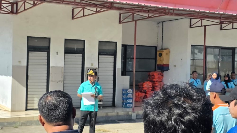 Hari Ke-2 Meriahkan Harhubnas 2025, KSOP Kelas IV Probolinggo Melakukan Aksi Bersih Pantai, Pemberian Life Jacket dan SKK 30 Mil